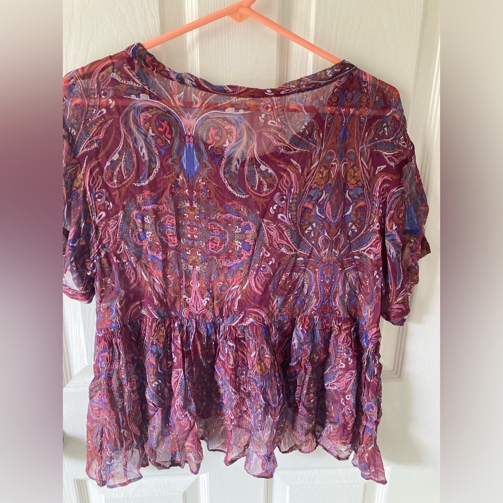 Free People short sleeve blouse with pleats throughout Size~XS. NWOT
